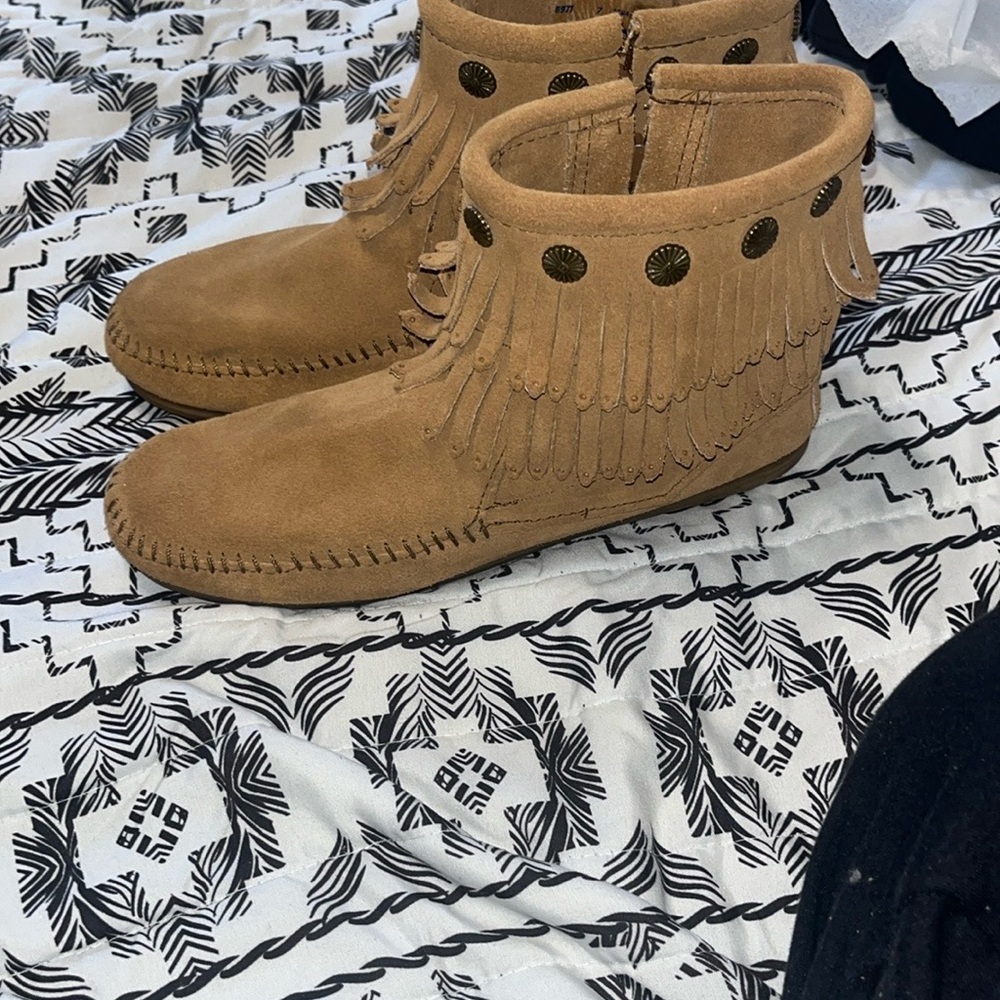 Fringe moccasin boots